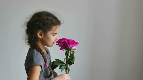 zapachu róży kwiat na białym tle nastolatek dziewczyny - Materiał filmowy, wideo