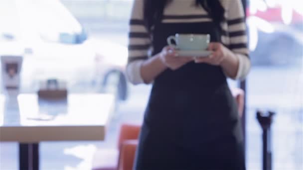 Κοντινό πλάνο σερβιτόρα κρατώντας καφέ - Πλάνα, βίντεο