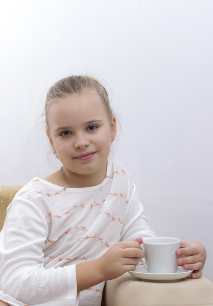 Pretty little girl drinking hot chocolate and relaxing  - Foto, afbeelding