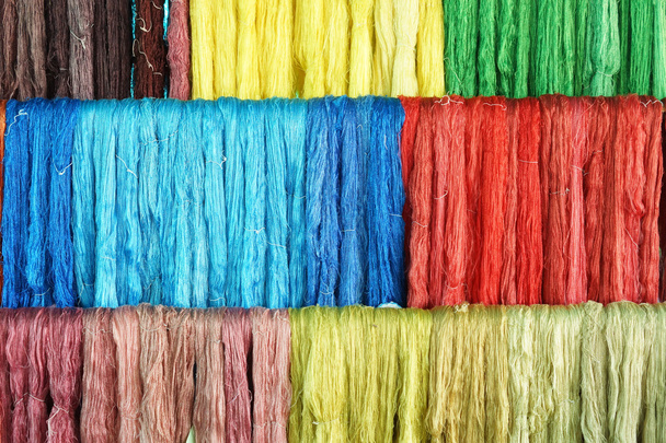 dyed silk thread - Foto, Bild