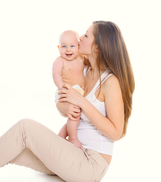 幸せな母の白い背景の上の赤ちゃんにキス - 写真・画像