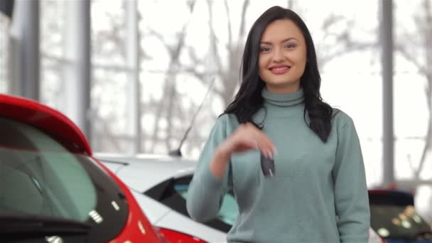 Lächelnde Frau mit Autoschlüssel draußen - Filmmaterial, Video