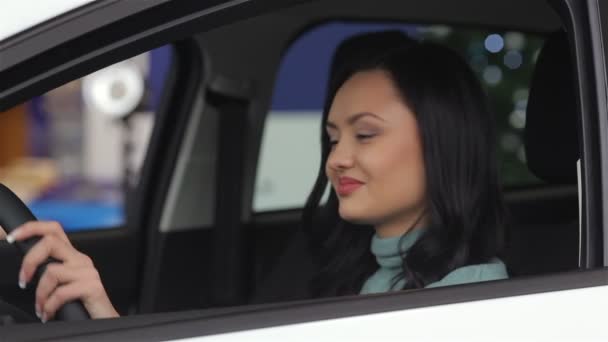 Mujer sonriente mostrando la llave del coche
 - Metraje, vídeo