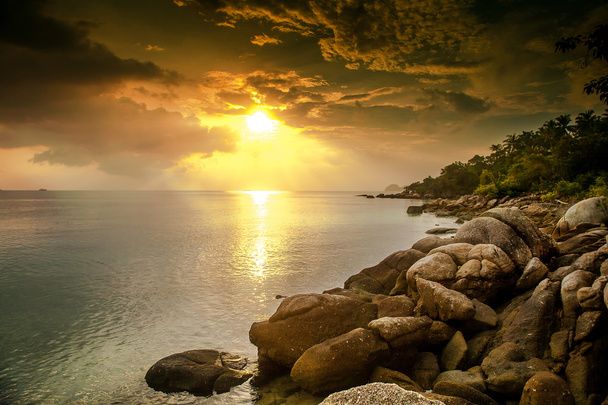 Beau paysage de coucher de soleil avec des pierres de passerelle de mer
 - Photo, image