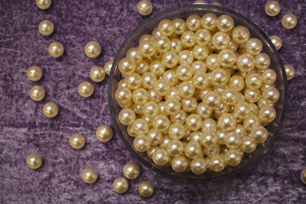 un sacco di perline d'oro
 - Foto, immagini