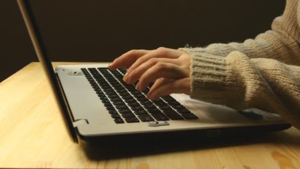 Nőies kézzel gépelni a billentyűzeten a laptop - Felvétel, videó