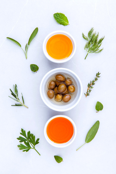 Различные виды масла для приготовления пищи, оливкового масла со вкусом и кунжутное масло
 - Фото, изображение