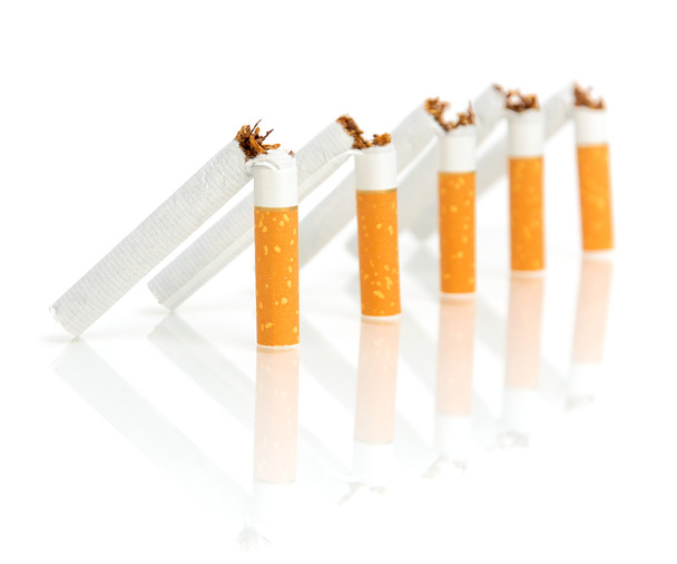 σπασμένα τσιγάρων σε λευκό φόντο με αντανάκλαση - Φωτογραφία, εικόνα