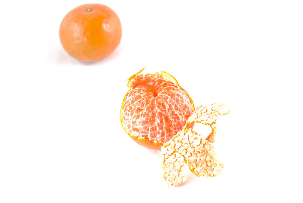 Mandarina pelada sobre fondo blanco aislado
. - Foto, Imagen