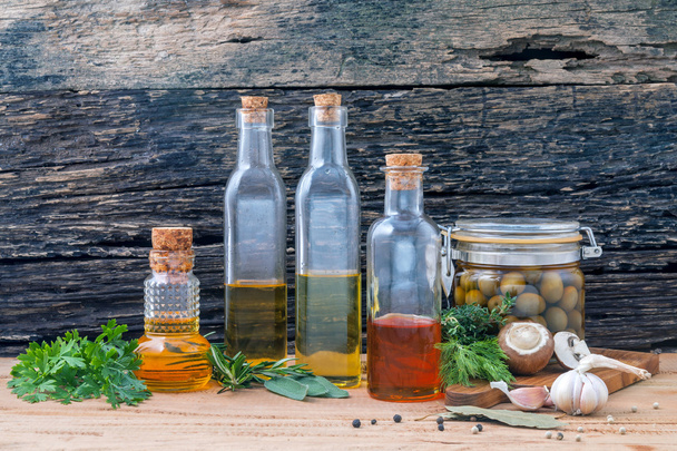 Diferentes tipos de óleo de cozinha, azeite com sabor e óleo de gergelim
 - Foto, Imagem