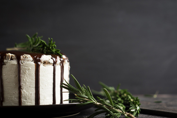 Creamy cake with chocolate glaze - Foto, Imagen