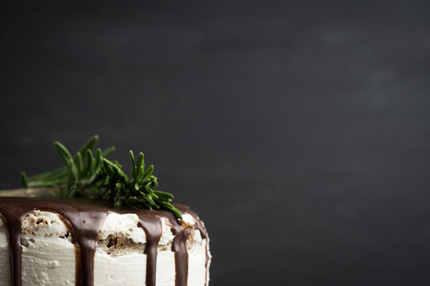 Creamy cake with chocolate glaze - Fotoğraf, Görsel