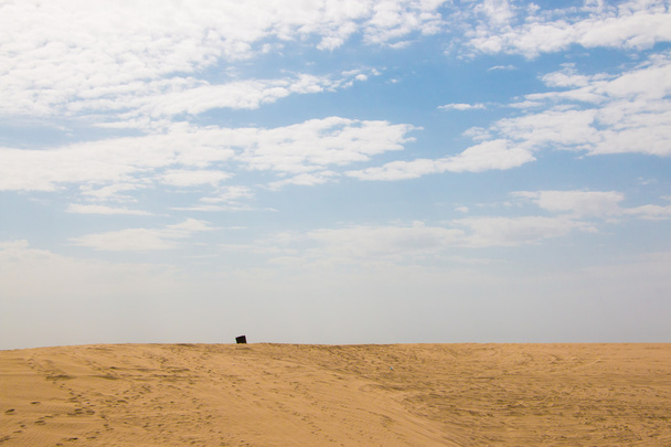 Το βαρέλι πετρελαίου ενιαία στην έρημο με συννεφιασμένο ουρανό - Φωτογραφία, εικόνα