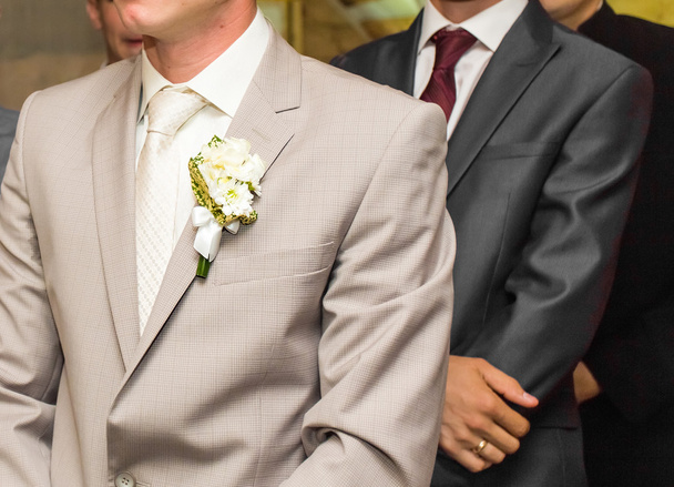 sehr schöne Knopflöcher auf der Jacke eines jungen und hübschen Bräutigams - Foto, Bild