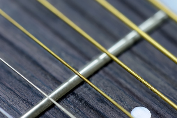 ギターの弦とフレット - 写真・画像