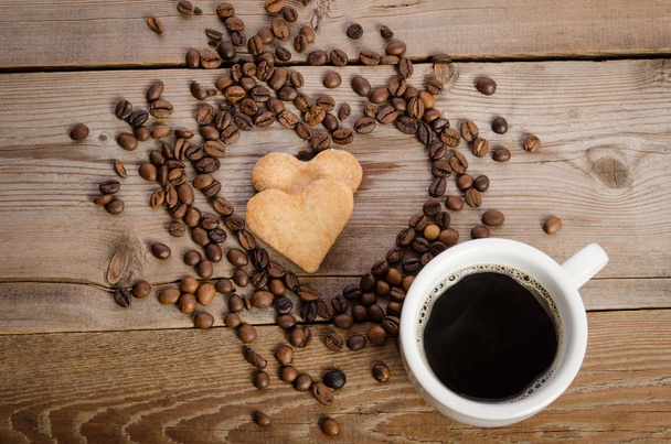 コーヒー豆と 2 つの料理からコーヒーとフレーム ハートのカップ - 写真・画像
