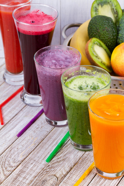 Terve värikäs smoothies hedelmiä ja vihanneksia vastaan maalaismainen puinen tausta
 - Valokuva, kuva