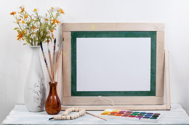 Рамка для рисования на деревянном столе
 - Фото, изображение
