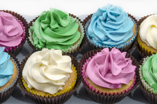 Cupcakes versierd met botterroom - Foto, afbeelding
