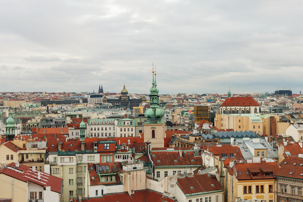 Praga, Czeska Republika, stare miasto w zimie w stylu retro, zimną tonację. obrazy kolorowe z Europy z miejsca dla tekstu. - Zdjęcie, obraz