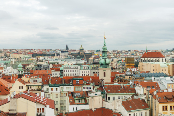 Praga, Czeska Republika, stare miasto w zimie w stylu retro, zimną tonację. obrazy kolorowe z Europy z miejsca dla tekstu. - Zdjęcie, obraz
