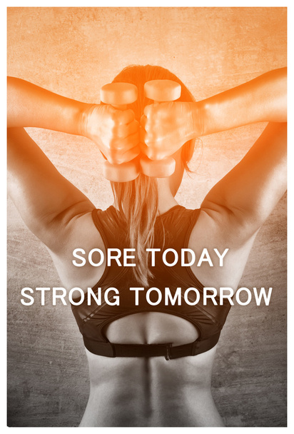 Боль сегодня сильная завтра. Вдохновляющая цитата. Подтянутая женщина, упражняющаяся с тяжестями на фоне бетонной стены в спортзале. Понятие здорового образа жизни
. - Фото, изображение