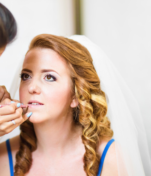 mladá krásná nevěsta vyrovnávací svatební make-up od vizážista - Fotografie, Obrázek
