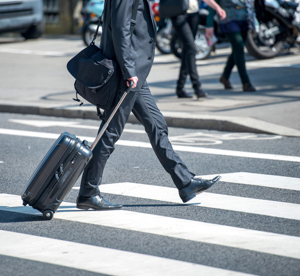 Businessman with suitcase - Foto, afbeelding
