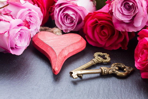roses with heart and  keys - Φωτογραφία, εικόνα
