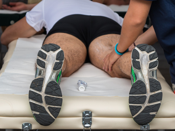 Massaggio dei muscoli dell'atleta dopo l'allenamento sportivo
 - Foto, immagini