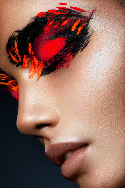 Krása módní model dívka s tmavě zářivě oranžové make-up - Fotografie, Obrázek