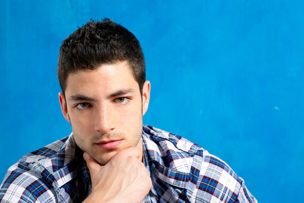 pohledný mladý muž s kostkovanou košili na modré - Fotografie, Obrázek