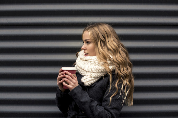 girl with coffee outdoors dark background - Foto, Imagem