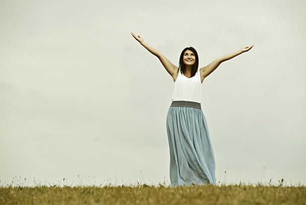 Отфильтрованный образ человека, расслабившегося и счастливого на meadow i
 - Фото, изображение