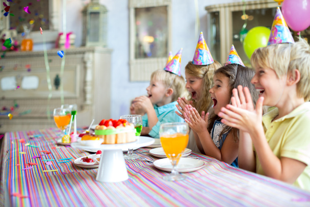 Felicità a una festa di compleanno
 - Foto, immagini