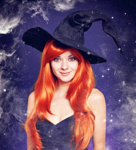 Mooie jonge vrouw als halloween, heks - Foto, afbeelding