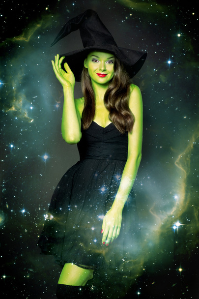 Halloween cadı güzel bir genç kadın - Fotoğraf, Görsel
