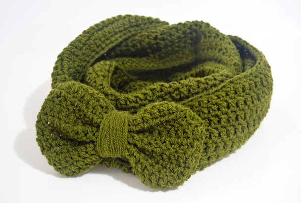Haak groene sjaal met strik - Foto, afbeelding