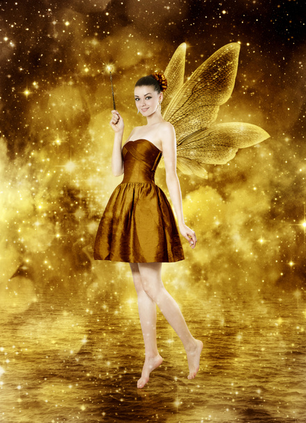 Mooie jonge brunette vrouw als gouden fairy - Foto, afbeelding