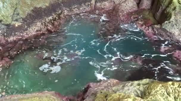 Fale w Cueva Del Indio - indyjskie jaskini, Puerto Rico - Materiał filmowy, wideo