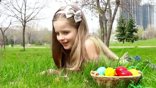 A gyerekek húsvéti tojást festenek otthon. - Felvétel, videó