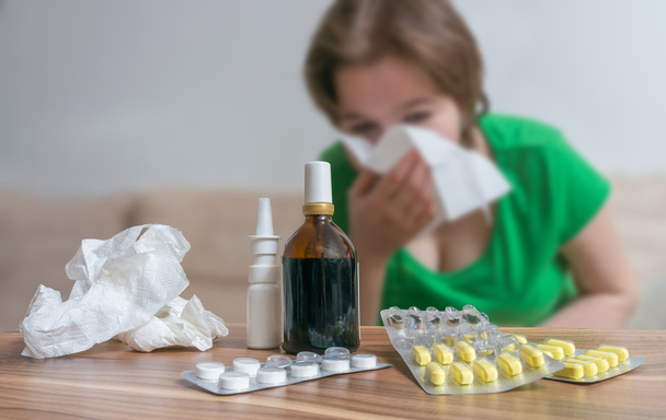 Comprimidos na frente de uma mulher doente que tem gripe ou frio
. - Foto, Imagem