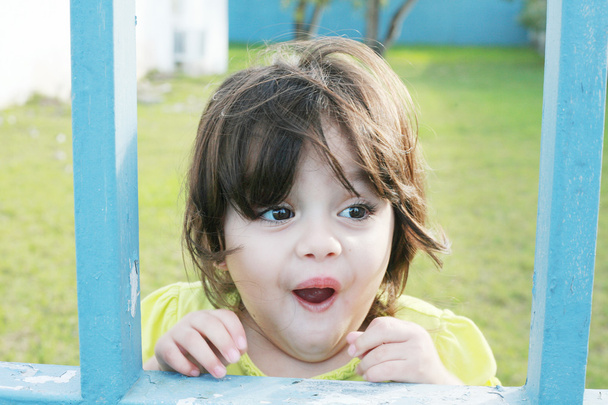 Счастливая улыбающаяся маленькая девочка взволнована
 - Фото, изображение