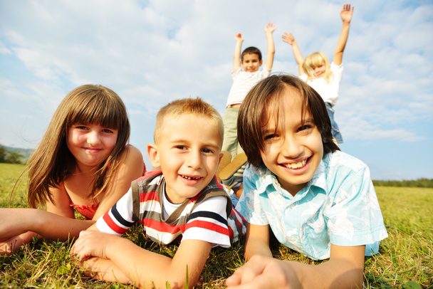 Gruppe fröhlicher Kinder auf Sommergraswiese - Foto, Bild