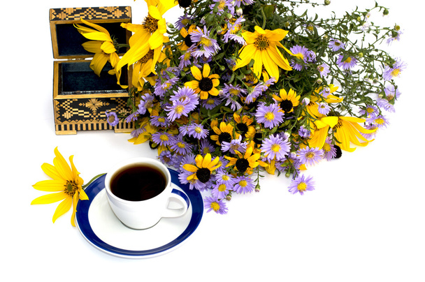 Zátiší krásné rakev, káva a kytice - Fotografie, Obrázek