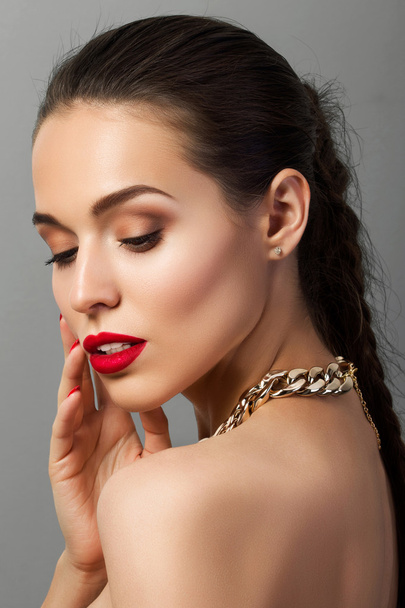 Beauty portrait of young aristocratic woman with red lips - Foto, Imagen