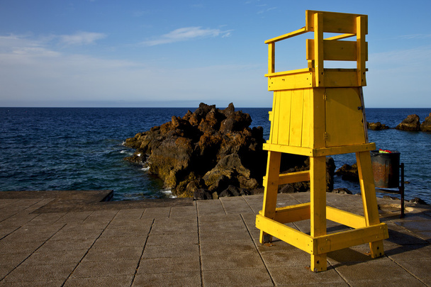 σκουπίδια καλάθι κίτρινο ναυαγοσώστη καρέκλα καμπίνα σε Λανζαρότε  - Φωτογραφία, εικόνα