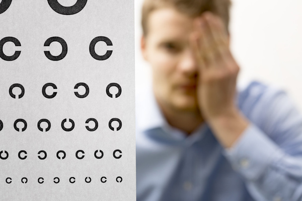 Controllo della vista. paziente di sesso maschile sotto esame della vista oculare. focalizzazione
 - Foto, immagini