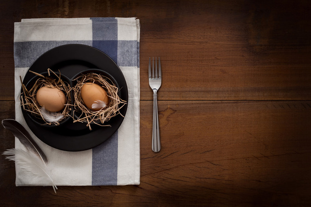 スタイリッシュな料理と素朴なチキン卵の静物 - 写真・画像