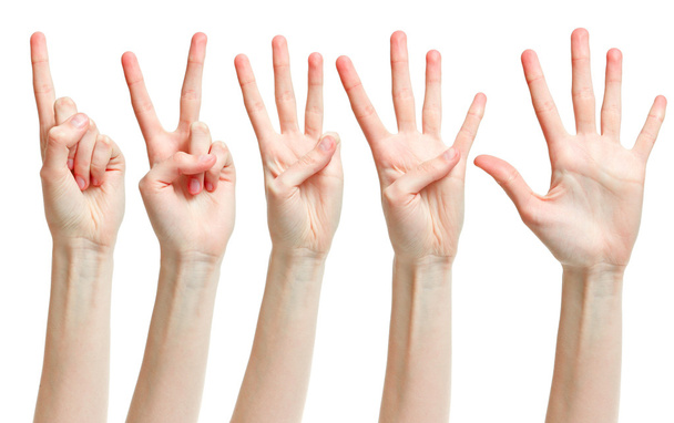 Frauenhände (1 bis 5) isoliert auf weißem Hintergrund zählen - Foto, Bild